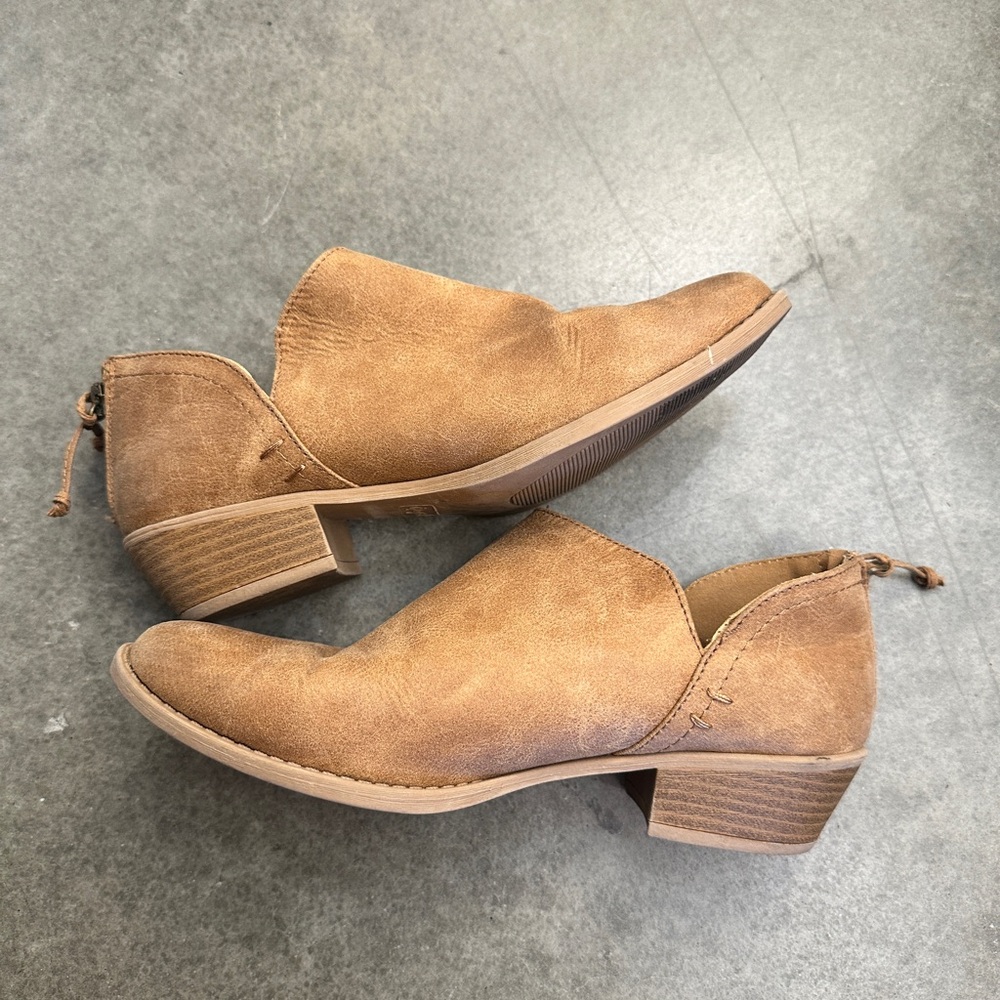 Qupid brown suede booties size 6